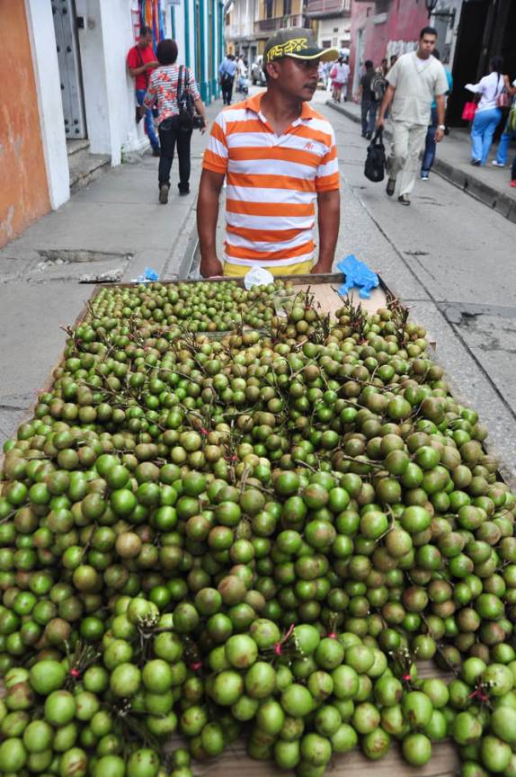 vendedor de mamoncillo, em Cartagena, na Colômbia